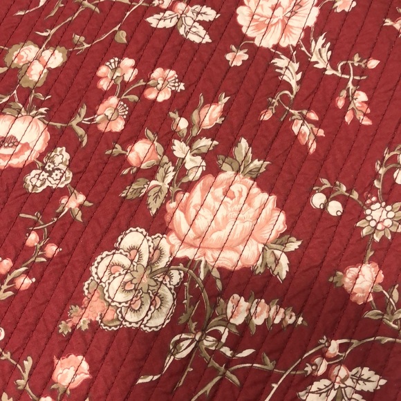 Beautiful Quilted Scalloped Placemats Set of 4 - Picture 4 of 7